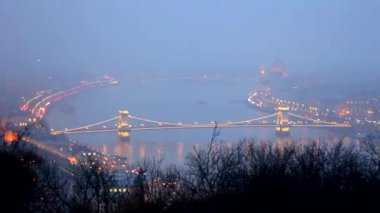 Donau ve Szecheny Lanchid 'in Macaristan, Budapeşte / Donau ve Szecheny Lanchid Bankalarının Gece Görüşü