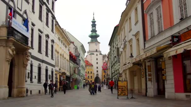 Bratislava, Eslovaquia. Torre medieval de la Puerta de San Miguel. — Vídeos de Stock