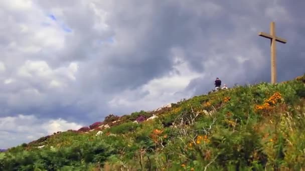 Betonový kříž na vrcholu Bray Head, County Wicklow, Irsko. — Stock video