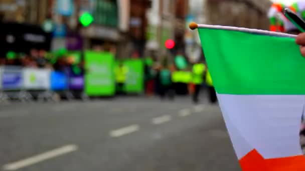 Irische Flagge bei der Parade zum St. Patrick 's Day in Dublin — Stockvideo