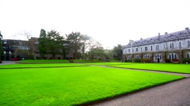 CORK, IRELAND - 10 Ocak: University College Cork (UCC) avlusu 10 Ocak 2014 tarihinde İrlanda 'nın Cork kentinde öğrencilerle birliktedir. Üniversite 1845 'te kuruldu..