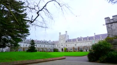 CORK, IRELAND - 10 Ocak: University College Cork (UCC) avlusu 10 Ocak 2014 tarihinde İrlanda 'nın Cork kentinde öğrencilerle birliktedir. Üniversite 1845 'te kuruldu..