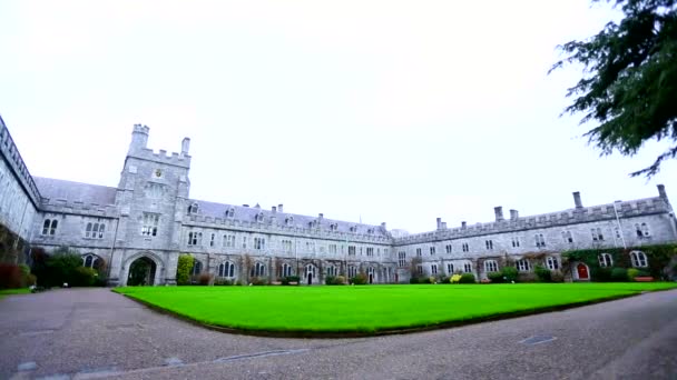 CORK, IRLANDA - 10 de enero: University College Cork (UCC) quad con estudiantes presentes el 10 de enero de 2014 en Cork, Irlanda. La universidad fue fundada en 1845. — Vídeo de stock