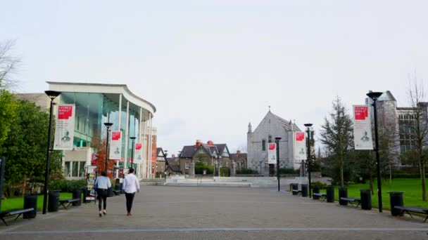 CORK, IRELAND - 10 Ocak: University College Cork (UCC) avlusu 10 Ocak 2014 tarihinde İrlanda 'nın Cork kentinde öğrencilerle birliktedir. Üniversite 1845 'te kuruldu.. — Stok video