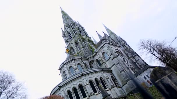 CORK, IRELAND - Jan 10: University College Cork (UCC) quad з студентами, присутніх 10 січня 2014 року в Корку, Ірландія. Університет був заснований 1845 року.. — стокове відео