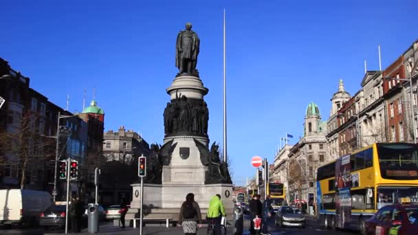 Dublin. Ierland / jan 2015 O 'Connell St. is de hoofdstraat in Dublin vol met attracties. — Stockvideo
