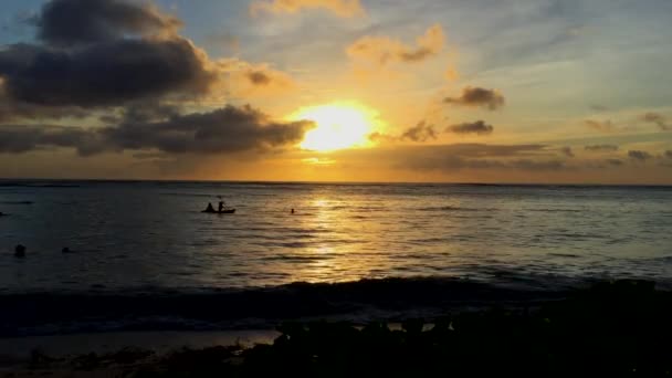 Ogniste smugi zachodu słońca Wspaniały zachód słońca w Saipan, Mariany Północne — Wideo stockowe