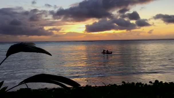 Feurige Sonnenuntergangsstreifen Ein wunderschöner Sonnenuntergang in Saipan, Nördliche Marianen — Stockvideo