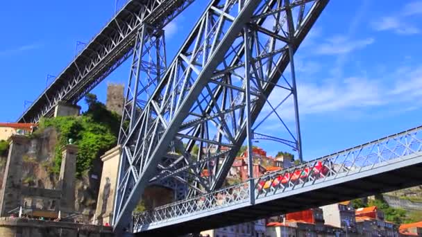 Porto, Portekiz 'deki Douro Nehri. Porto, Avrupa 'nın en popüler turizm merkezlerinden biridir.. — Stok video