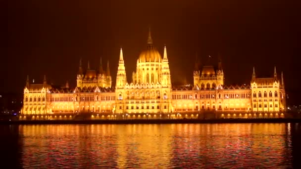 Budapest parlamento en la noche, Hungría — Vídeo de stock