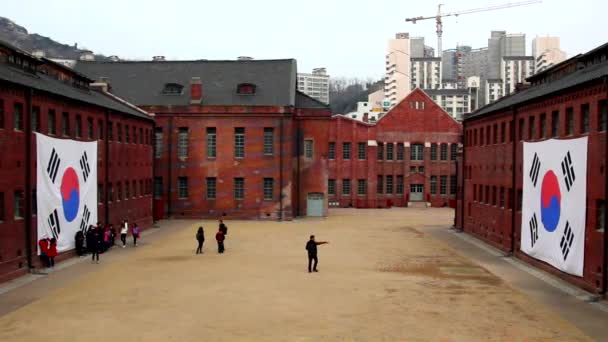 Seodaemun Prison, Seodaemun Independence Park, Seodaemun-gu, Soul, Korea - 04. února 2014: Korejské první vězení s moderními zařízeními, postavené v roce 1908. — Stock video