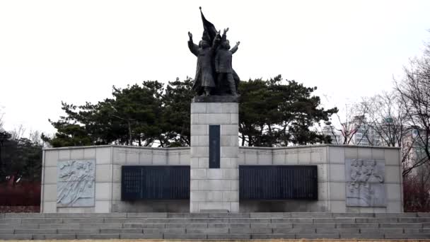 Seodaemun Independent Park, Seodaemun-gu, Seúl, Corea: Esculturas en el Monumento a los Mártires Patrióticos — Vídeo de stock