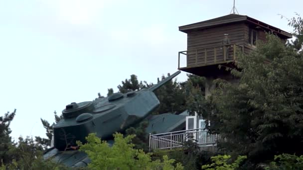 Dreharbeiten am 17. Juni 2015 im historischen Park des Kriegsgefangenenlagers Geoje auf der Insel Geojedo, Korea. — Stockvideo