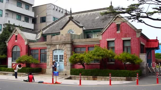 Gunsan, Corea del Sur - 12 de enero de 2015: Antiguo edificio principal de Aduanas Gunsan construido en 1908. National Designated Cultural Property Historic Site No. 545. Esto ahora se utiliza como un Museo de Aduanas — Vídeos de Stock