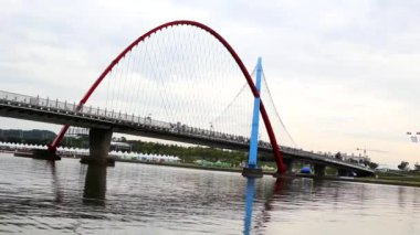 Gündüzleri yansıyan renkli köprü manzarası bulutlu köprü, nehir ve gökyüzünden oluşur.