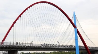 Gündüzleri yansıyan renkli köprü manzarası bulutlu köprü, nehir ve gökyüzünden oluşur.