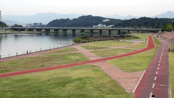 Sensazione di pace al parco fluviale Gapcheon nella città di Daejeon, Corea del Sud. — Video Stock