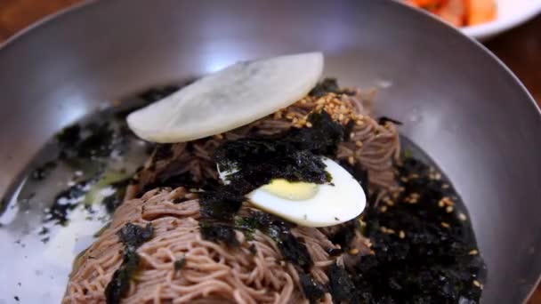 Makguksu (Nudeln mit Buchweizen), eine traditionelle koreanische Küche in der Provinz Gangwon — Stockvideo