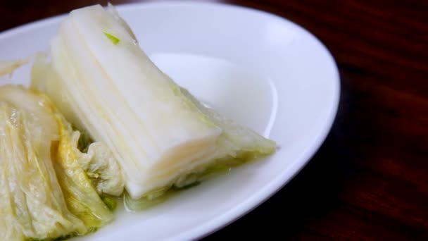 Witte Kimchi, die samenwerkt met Makguksu (noedels gemaakt van boekweit en kruidige kruiden), een traditionele Koreaanse keuken in de provincie Gangwon — Stockvideo