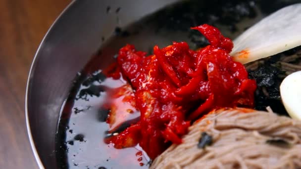 Makguksu (macarrão feito com trigo sarraceno e tempero picante), uma cozinha tradicional coreana na província de Gangwon — Vídeo de Stock