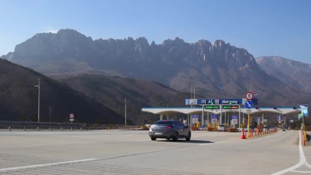 Tollgate 'den Misiryeong Otoyolu' na Ulsan Kayası 'nın arka planıyla. Seoraksan.. — Stok video