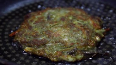 Kore yemeği modeum jeon, çeşitli pankekler. Geleneksel Kore Festivali yemekleri özellikle Chuseok ve Seollal 'de..