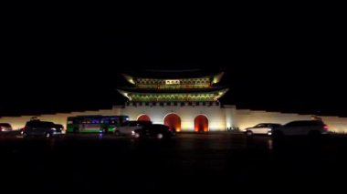 Seul, Güney Kore - 24 Ocak 2016: Gwanghwamun kapısı ile Real Time Night trafik görüntüsü, Güney Kore. 