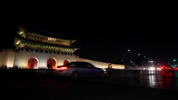 Сеул, Південна Корея - січень 24, 2016: Real Time Night traffic view with Gwanghwamun gate, Сеул, Південна Корея. (Текст дошки підпису "Gwanghwamun gate") — стокове відео