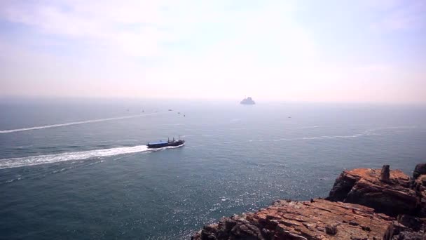 Envío de carga y barco de pesca, Busan, Corea del Sur — Vídeo de stock