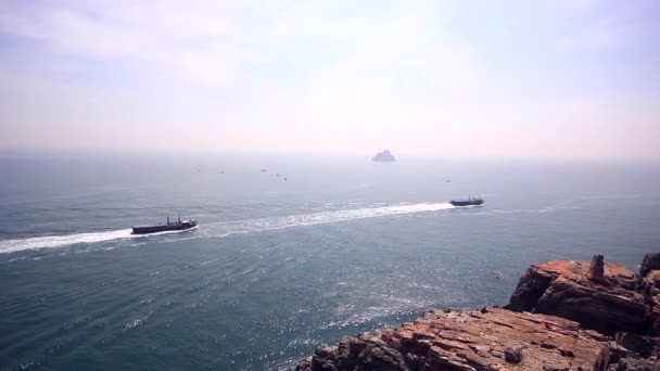 Envío de carga y barco de pesca, Busan, Corea del Sur — Vídeos de Stock
