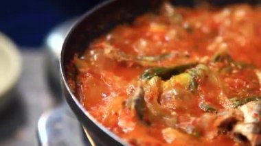 Baharatlı Ançüez Çorbası geleneksel Kore yemeğidir. Gijang, Busan, Kore ançüezle ünlüdür, bu yüzden ançüezden yapılmış çeşitli geleneksel Kore yemeklerini deneyebilirsiniz..