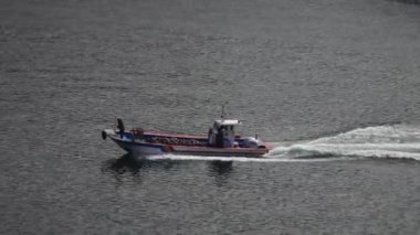 Gijang, Busan, Güney Kore - 22 Mart 2016: Sabah erken saatlerde, bir balıkçı teknesi işi bitirmek için limana giriyor.