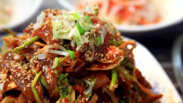 Το καρυκευμένο σασίμι γαύρου είναι παραδοσιακό κορεάτικο φαγητό. Gijang, Busan, Κορέα είναι η πιο διάσημη για τον γαύρο, ώστε να μπορείτε να δοκιμάσετε διάφορα παραδοσιακά κορεάτικα τρόφιμα από γαύρο. — Αρχείο Βίντεο