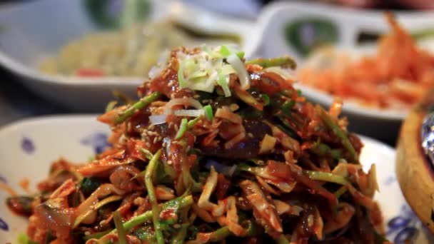 Ochucené sardele sashimi a pečené sardele jsou tradiční korejské jídlo. Gijang, Busan, Korea je nejznámější pro sardele, takže si můžete vyzkoušet v různých tradičních korejských jídel z ančoviček. — Stock video