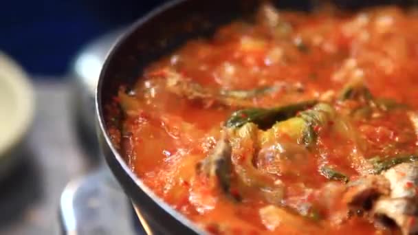 Sopa de Anchova picante é comida tradicional coreana. Gijang, Busan, Coréia é o mais famoso para o biqueirão, então você pode tentar em vários pratos tradicionais coreanos feitos de biqueirão.. — Vídeo de Stock