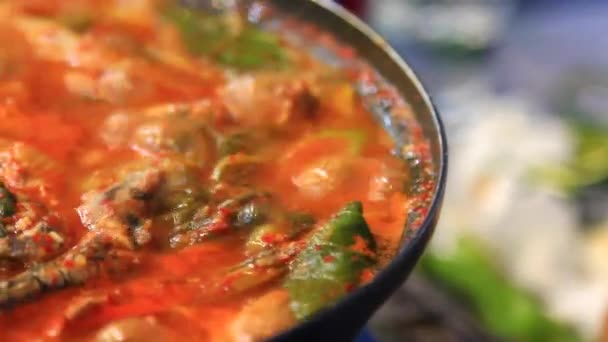 Пряный анчоусовый суп традиционная корейская кухня. Киджан, Пусан, Корея является наиболее известным для анчоусов, так что вы можете попробовать в различных традиционных корейских блюд из анчоусов. — стоковое видео