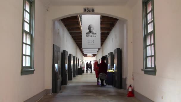 Seodaemun Cezaevi, Seodaemun Bağımsızlık Parkı, Seodaemun-gu, Seodaemun, Kore - 4 Şubat 2014: Kore 'nin modern tesislere sahip ilk hapishanesi, 1908 yılında inşa edildi.. — Stok video