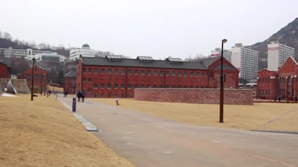 Seodaemun Prison, Seodaemun Independence Park, Seodaemun-gu, Seoul, Korea - 2014 년 2 월 4 일: 1908 년에 세워진 대한민국 최초의 현대 시설을 갖춘 감옥. — 비디오