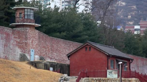 Seodaemun Prison, Seodaemun Independence Park, Seodaemun-gu, Seoul, Korea - February 04, 2014: перша в'язниця в Кореї з сучасними спорудами, побудована в 1908 році.. — стокове відео