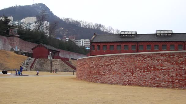 Prisión Seodaemun, Seodaemun Independence Park, Seodaemun-gu, Seúl, Corea - 04 de febrero de 2014: Primera prisión de Corea con instalaciones modernas, construida en 1908. — Vídeo de stock