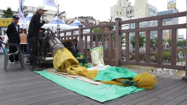 Daejeon, South Korea - Mar, 22, 2013 : The popped rice is being taken out of the machine. And theres smoke coming out. — Stock Video