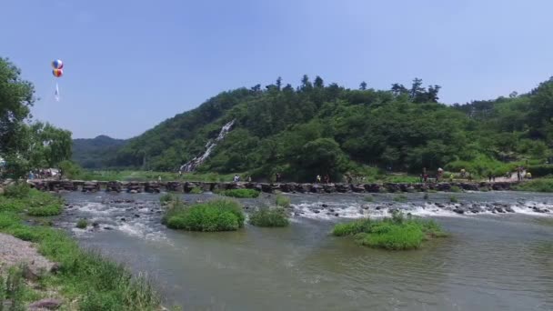 Jincheon, Korea Południowa - cze 23, 2014: Nonggyo Bridge of Jincheon jest starym kamiennym mostem w Korei. Nongdari Odwodnienie obszar malowniczy drogi wodnej przez 1000 Lat. — Wideo stockowe