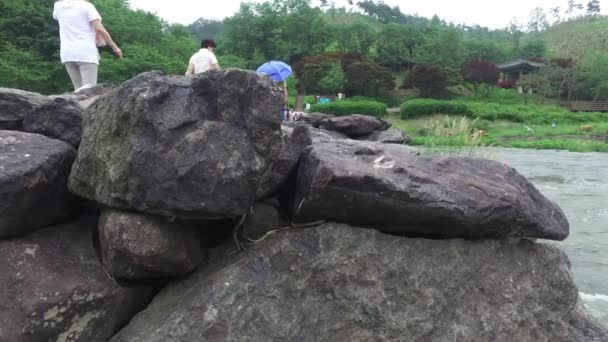 Jincheon, Corea del Sur - 23 de junio de 2014: El Puente de Nonggyo de Jincheon es un antiguo puente de piedra en Corea. Área escénica de la vía navegable de drenaje de Nongdari durante 1000 años. — Vídeo de stock