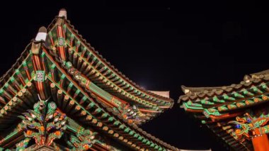 Gyeongbokgung Sarayı 'nda gece manzarası ve çatısı (kraliyet sarayı))