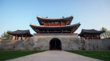 Jeonju Kore 'deki Antik Kale Pungnammun Kapısı' nın zaman çizelgesi. Kore Hazinesi Hayır. 308, 1767 'de inşa edilmiş. Çince karakterler Pungnammun kapısı..