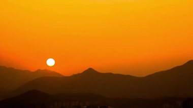 Daejeon Güney Kore, dağların ardında gün batımı