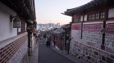 Güney Kore, Seul 'deki Bukchon Hanok Köyü' nden Namsan kulesi manzaralı.