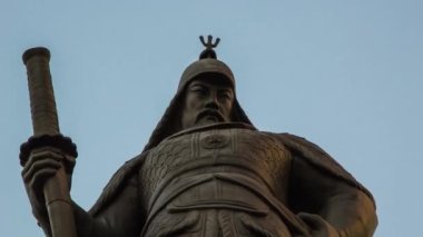 Seul, Güney Kore - 22 Ocak 2016: Güney Kore 'nin Seul şehrindeki Gwanghwamun Plaza' da Amiral Yi Sun-Shin Heykeli 'nin hızlandırılmış çekimi