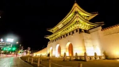 Güney Kore, Seul 'deki Gwanghwamun kapısında gece görüşü. 