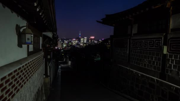 韓国ソウルのブチョン韓屋村からの南山タワービュー — ストック動画